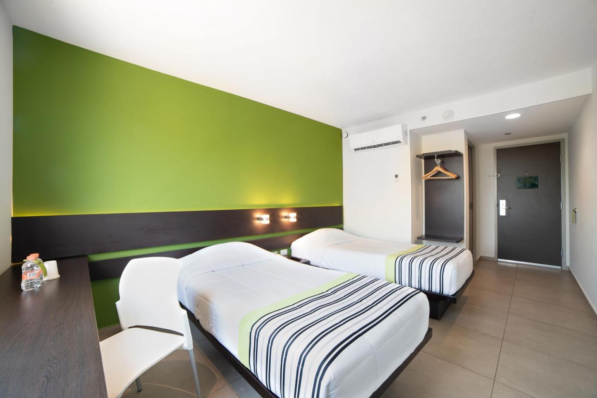 City Express Junior By Marriott Toluca Zona Industrial Exterior photo