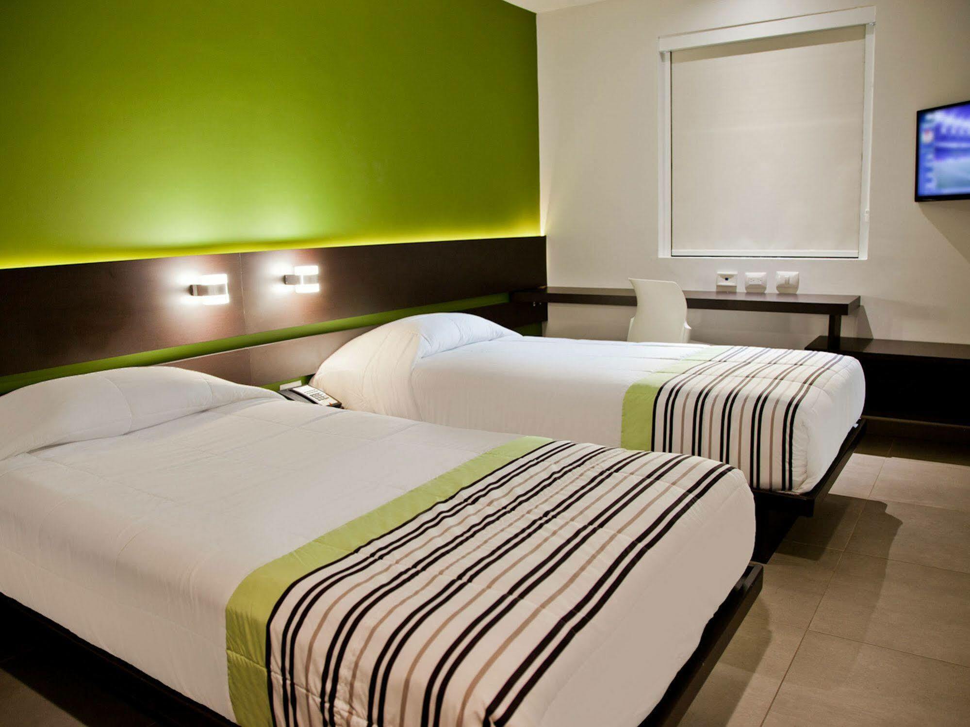 City Express Junior By Marriott Toluca Zona Industrial Exterior photo